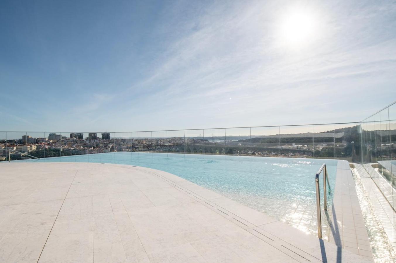 Cascais - 1 Bedroom And Shared Pool In Campolide Appartement