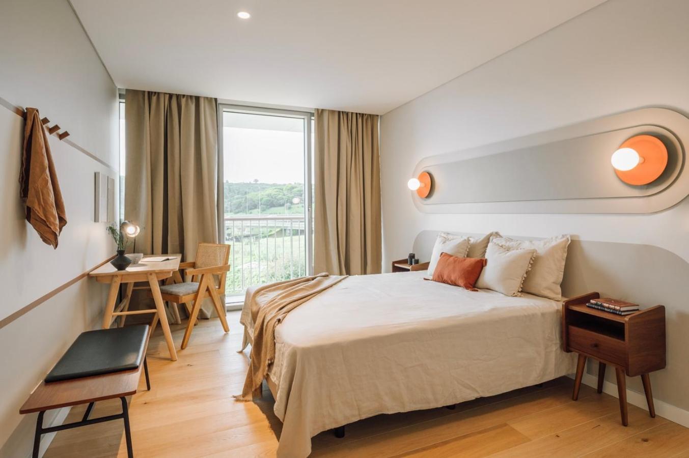 Cascais - 1 Bedroom And Shared Pool In Campolide Appartement
